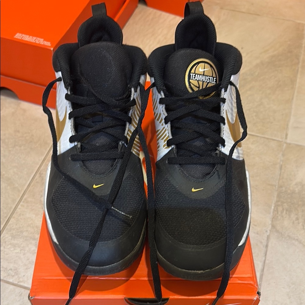 Boys 6.5 Nike Team Hustle Black and Gold Athletic Shoes